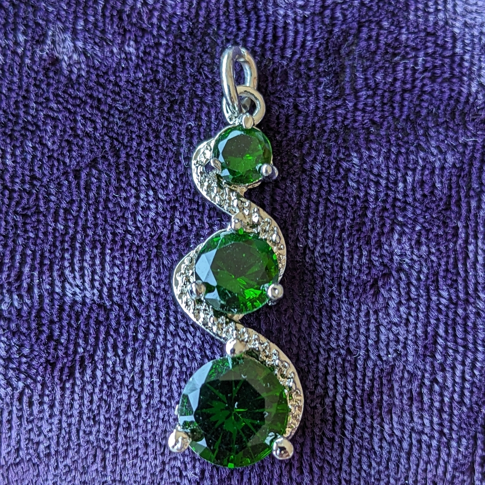 Vintage Sparkly Wavy Pendant With Large  Emerald Color Stones